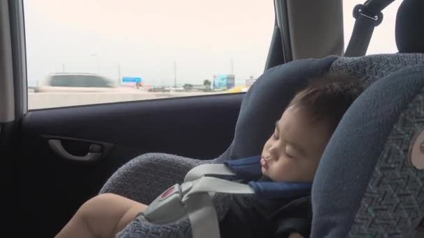 Asiatisk Liten Pojke Sover Inne Bilen Säkerhet Bilbarnstol Resa Resa — Stockvideo