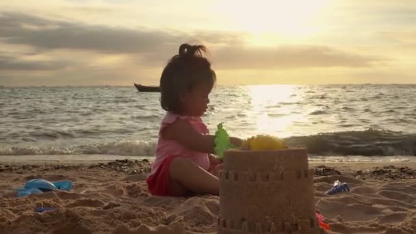 Feliz Diversión Niño Asiático Linda Niña Jugando Arena Con Herramientas — Vídeo de stock