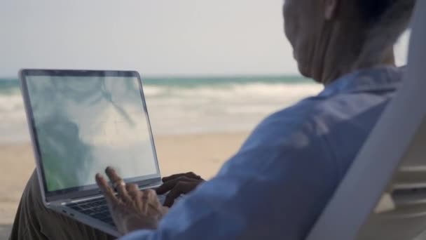 Seniorin Entspannt Auf Stühlen Sitzend Zeit Urlaub Strand Genießen Mit — Stockvideo