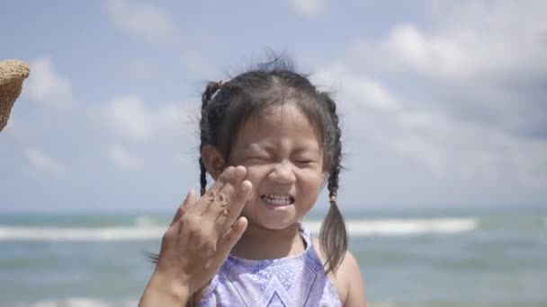 Happy Little Child Girl Standing Tropical Beach His Summer Vacation — Stock Video