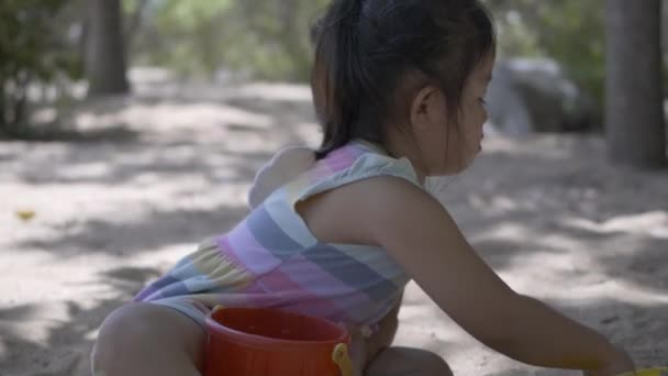 Щаслива Маленька Дівчинка Грає Піском Курорті Тропічний Пляж Відпустці Літні — стокове відео