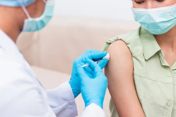 Védőoltás Orvos Férfi Injekció Coronavirus Vakcina Fiatal Nőnek Válla Női — Stock Fotó