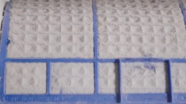 Klima filtresi kapalı. Evde bakım için mekanik ihtiyaç kalınlığında kirli toz var.