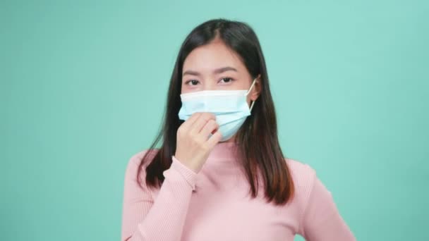 Portrait Jeune Asiatique Heureuse Belle Femme Enlève Masque Protecteur Sourire — Video