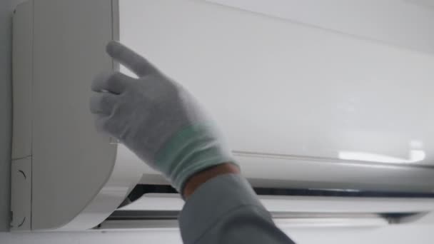 Técnico Serviço Verificação Reparação Condicionado Casa Dentro Parede Manutenção Eletricista — Vídeo de Stock