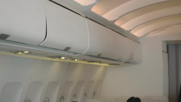 Służba Mundurowa Stewardessy Lub Stewardessy Sprawdzająca Potrzebę Zamknięcia Kabiny Bagażowej — Wideo stockowe