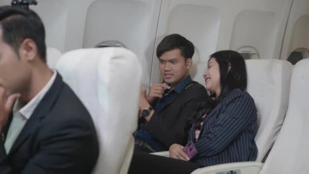 Heureux Asiatique Les Jeunes Couple Passager Voyage Avion Assis Sur — Video