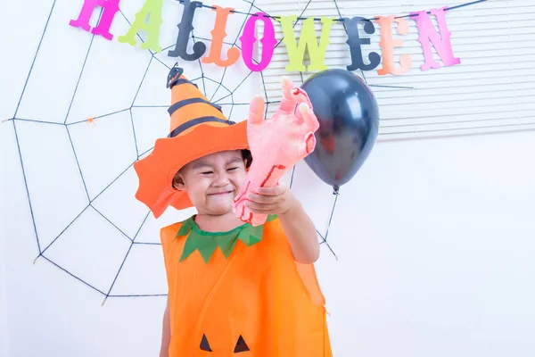 Смешной Счастливый Ребенок Костюме Хэллоуина Тыквенным Джеком Паутиной Заднем Плане — стоковое фото