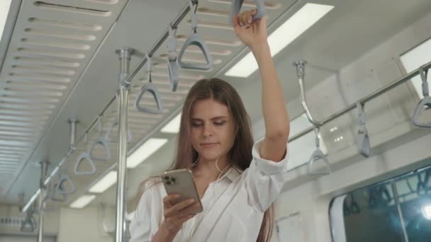 Joven Mujer Blanca Caucásica Pie Usando Teléfono Inteligente Metro Viaje — Vídeo de stock