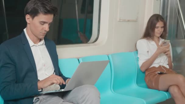 Giovane Uomo Affari Bianco Caucasico Seduto Con Computer Portatile Che — Video Stock