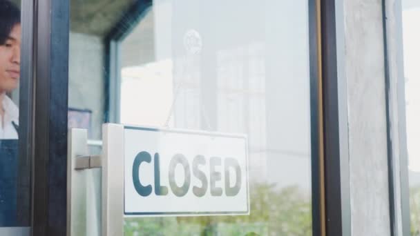 Happy Asian Handsome Young Man Staff Turning Sign Open Door — Stock Video