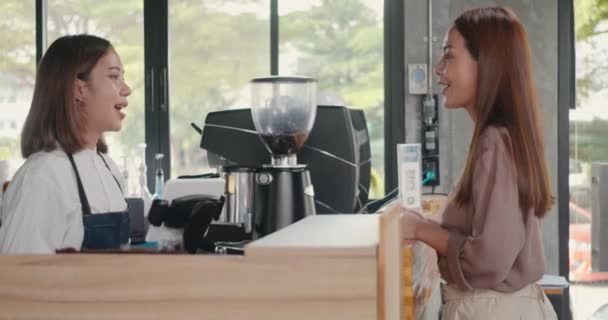 디지털 스마트폰 프로그램을 사용하는 커피숍에서 커피를 지불을 스캔하는 디지털 지불을 — 비디오