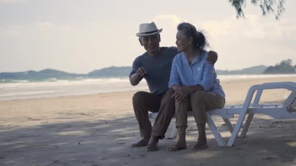 Szczęśliwy Starszy Para Uśmiech Siedzi Krzesło Plaża Relaks Świeżym Powietrzu — Wideo stockowe