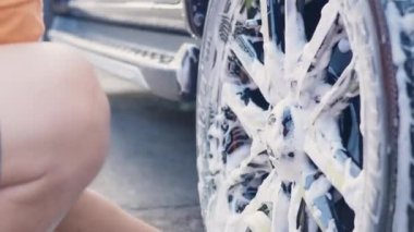 Köpük kumaşlı işçinin eli araba yıkama, araba yıkama, araba yıkama, temiz servis konsepti.