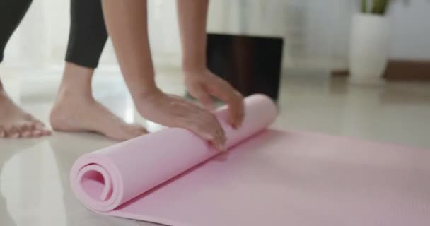 Frau Rollt Rosa Yogamatte Vor Oder Nach Der Sportvorbereitung Hause — Stockvideo