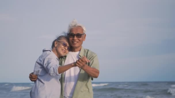 Feliz Asiático Homem Sênior Mulher Casal Sorriso Dança Descanso Relaxar — Vídeo de Stock