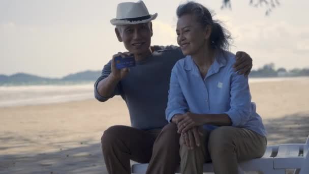 Gelukkig Senior Paar Glimlach Zitten Stoel Strand Ontspannen Buiten Hold — Stockvideo