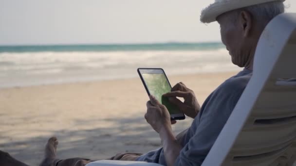 Homme Âgé Assis Sur Des Chaises Profitant Temps Sur Plage — Video