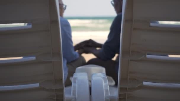 Happy Asian Family Senior Couple Sitting Chairs Backs Beach Travel — Stock video