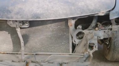 Radyatör araba enkazının paslı Hulk enkazı kısmen makine motoru, eski metal terk edilmiş araba