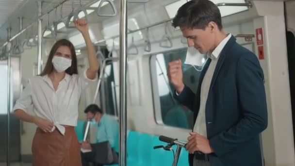 Caucásico Hombre Mujer Pie Los Viajes Tren Subterráneo Tienen Multitud — Vídeo de stock
