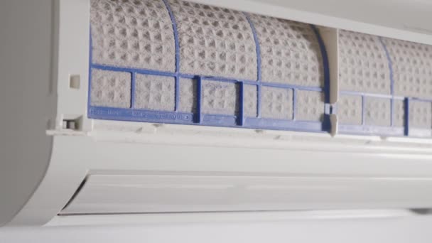 제거하는 에어컨디셔너 먼지같은 집에서 청소하는 기술자의 — 비디오