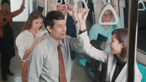 Gente Negocios Mujer Hombre Pie Tren Del Metro Por Mañana — Vídeos de Stock
