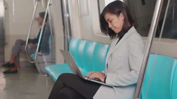 Молодая Азиатская Деловая Женщина Сидящая Помощью Ноутбука Компьютер Работает Поезде — стоковое видео