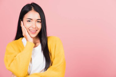 Mutlu Asyalı portre güzel güzel kız gülümseyen beyaz dişli genç kız heyecanla el kol hareketlerini kutluyor yüz stüdyolarında pembe arka planda izole edilmiş fotoğraflar.
