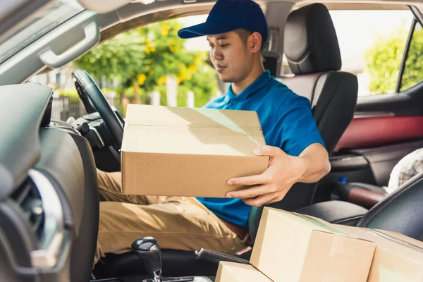 Asiatische Junge Zusteller Kurier Uniform Halten Dokumente Klemmbrett Checkliste Paketpostfächer — Stockfoto