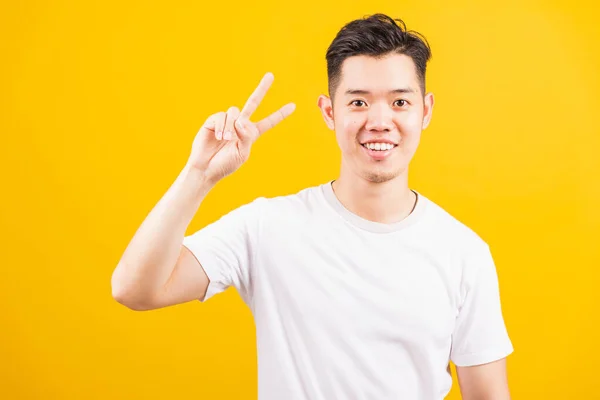 Retrato Feliz Asiático Guapo Joven Sonriendo Pie Vistiendo Camiseta Blanca —  Fotos de Stock