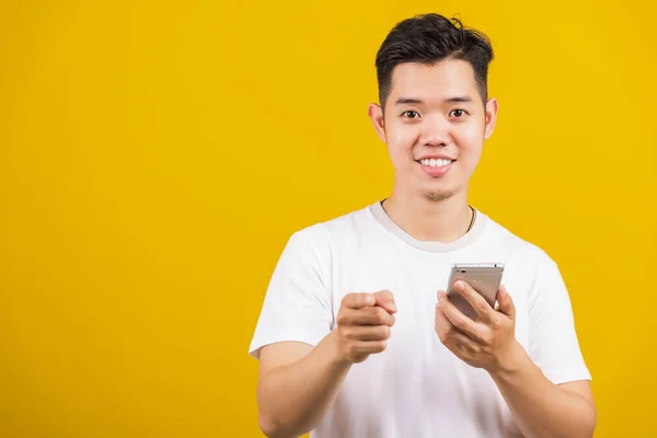 Aziatische Knappe Jonge Man Glimlachen Positief Houden Smartphone Leeg Scherm — Stockfoto