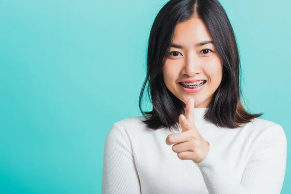 Joven Hermosa Mujer Asiática Sonriendo Dedo Dedo Usted Con Una — Foto de Stock