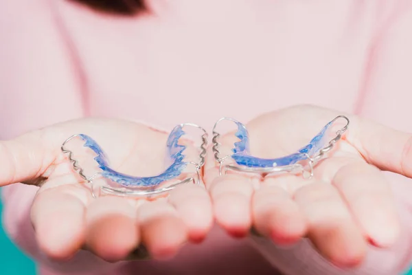 Fermez Les Mains Jeune Femme Tenant Des Dispositifs Retenue Orthodontiques — Photo