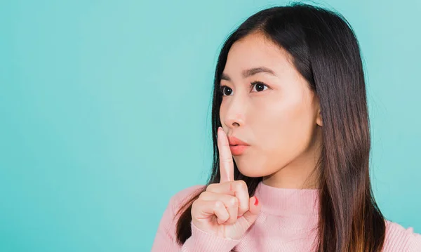 Jonge Aziatische Mooie Vrouw Met Vinger Voorkant Van Mond Lippen — Stockfoto
