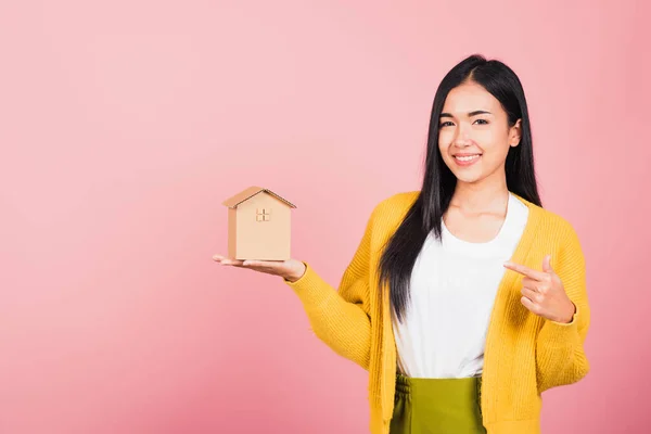 Feliz Retrato Asiático Bonito Bonito Jovem Animado Sorrindo Segurando Casa — Fotografia de Stock