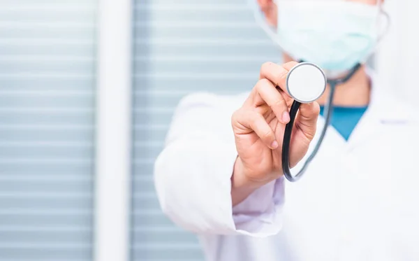 Zbliżenie Lekarza Noszącego Biały Płaszcz Stojąco Trzyma Stetoskop Pod Ręką — Zdjęcie stockowe