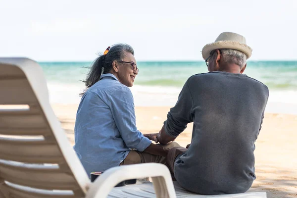 동양인 때등을 의자에 이야기하고 낭만적 노인들은 휴가를 즐기고 후에는 부부를 — 스톡 사진