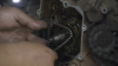 Tamirci, motor tamircisine zincirli manyetik tekerlekler taktı. Motosiklet tamircisi, otomatikman tamirci.