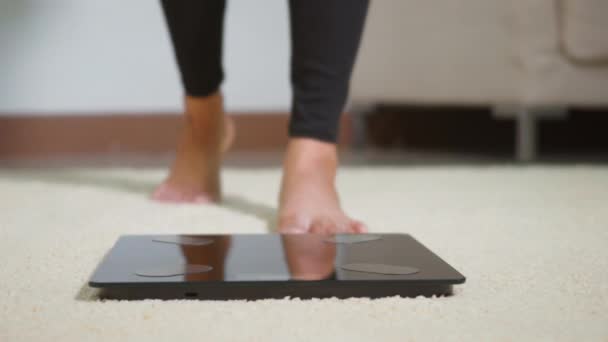 Aziatische Jonge Vrouw Been Stappen Vloer Elektrische Schalen Vrouw Uit — Stockvideo