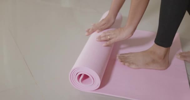 Donna Rotolamento Rosa Stuoia Yoga Prima Dopo Preparazione Dello Sport — Video Stock