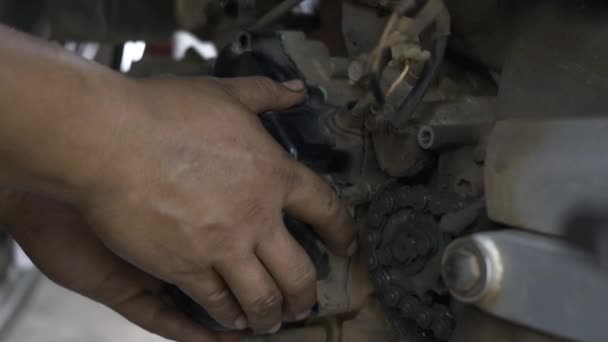 オートバイのエンジンの整備士 店内のバイク 自動バイク修理にカバー磁気ホイールを削除する機械 — ストック動画