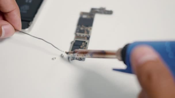 Tekniker Man Service Reparera Inuti Smartphone Moderkort Genom Lödning Labbet — Stockvideo