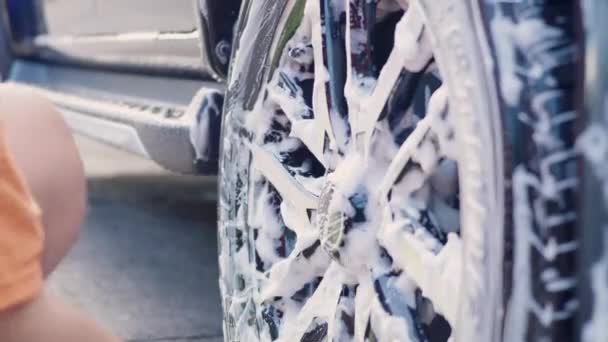 工人手用泡沫织物洗车的合金轮洗车 洗车清洁服务理念 — 图库视频影像