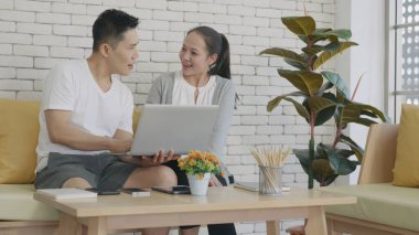 Online yoga öğreten kadının ilk adımı evde oturma odasında spor yapmak için meditasyon zen, covid19 salgını sırasında egzersiz yogasında egzersiz yapmak için spor sağlıklı yaşam tarzı konsepti.