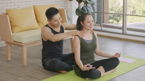 아시아인아름다운 라이프 스타일의 Yoga 집에서 로터스 연습을 긴장을 안마하는 남성등 — 스톡 사진