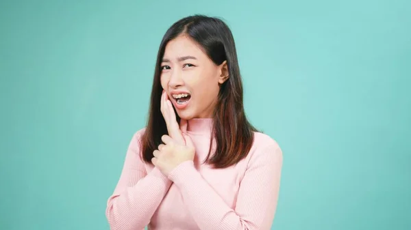 Retrato Joven Mujer Hermosa Asiática Usar Retenedores Ortodoncia Silicona Los —  Fotos de Stock