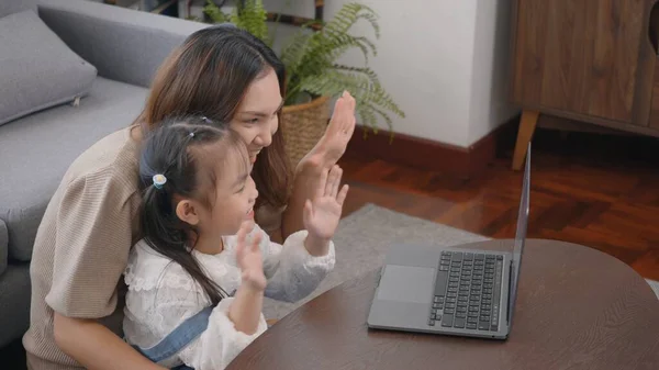 Azjatycka Młoda Matka Laptopem Jej Dziecko Wideo Zadzwonić Aparat Fotograficzny — Zdjęcie stockowe