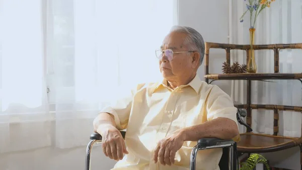 Paziente Anziano Disabile Pensieroso Seduto Sulla Sedia Rotelle Solo Triste — Foto Stock