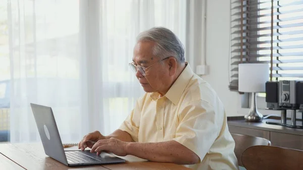 Oudere Man Gekleed Dragen Bril Zittend Stoel Werken Laptop Woonkamer — Stockfoto